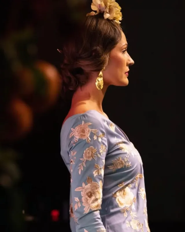 Modelo en la Pasarela Flamenca de Jerez con piezas de Rengue